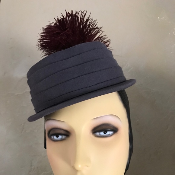 UNIQUE 1940s GRAY FELT BOATER HAT WITH BURGUNDY FEATHER main image 12